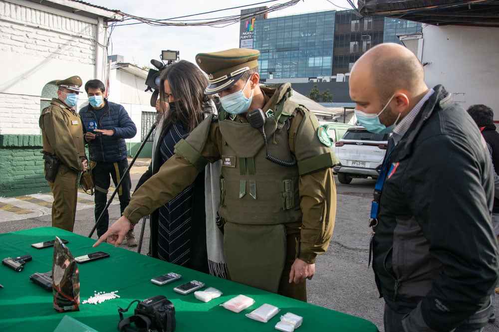 Foto de carabineros observando muestras de investigación policial
