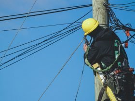 Foto de persona reparando cables de electricidad