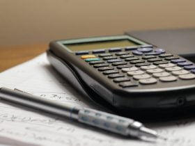 Foto de calculadroa y lápiz sobre una mesa