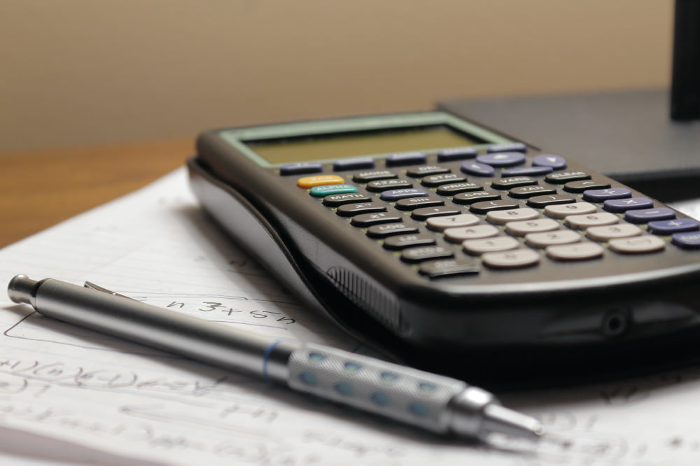 Foto de calculadroa y lápiz sobre una mesa