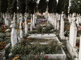 Foto de lápidas en cementerio