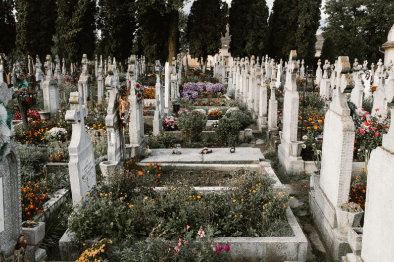 Foto de lápidas en cementerio