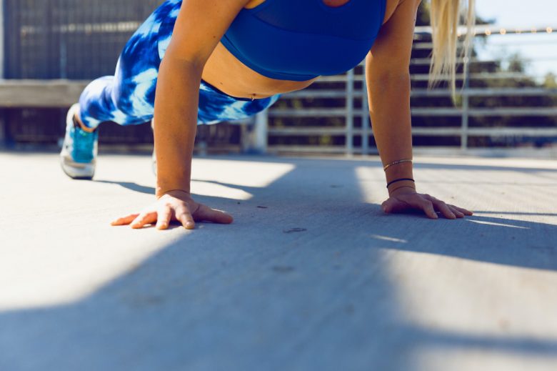Foto de persona realizando abdominales