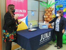 Foto de personas frente a urna de elecciones en JUNJI