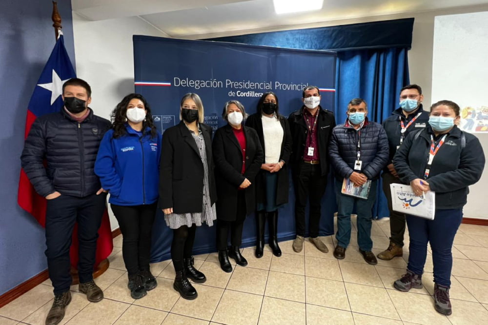 Foto de autoridades en edificio de la delegación presidencial de cordillera