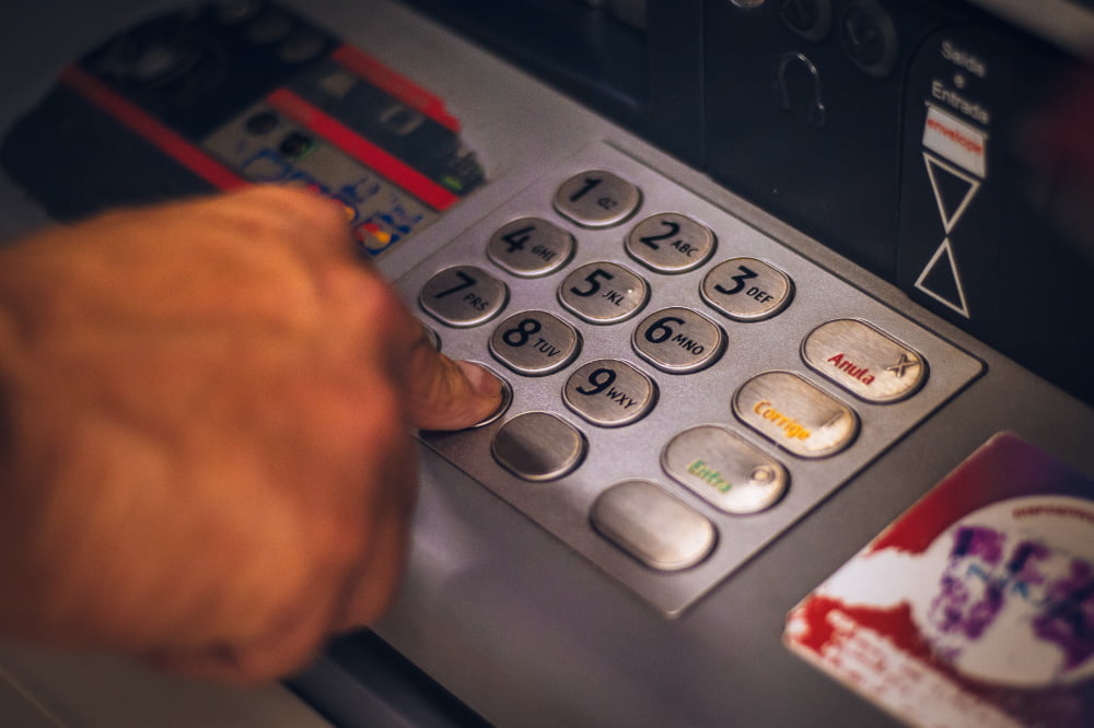 Foto de persona pulsando el teclado numérico de cajero automático