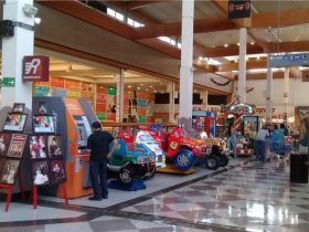 Foto de centro comercial de puente alto en su interior