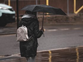 Foto de persona caminando con paraguas