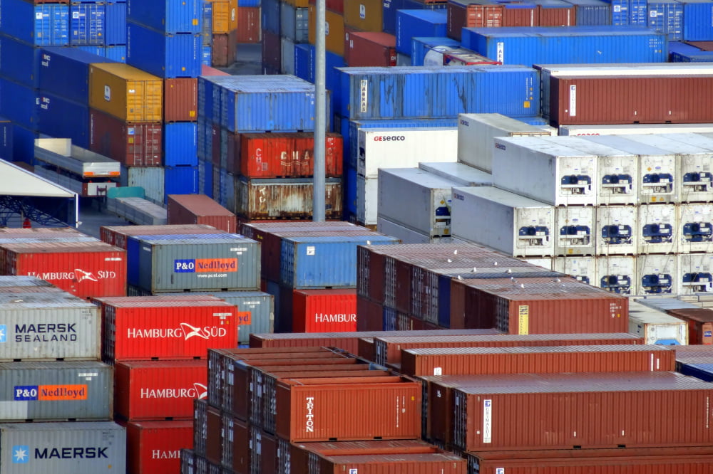 Foto de containers en terminal de aduanas