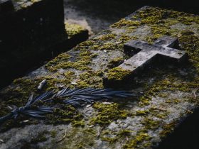Foto de sepultura con una cruz encima