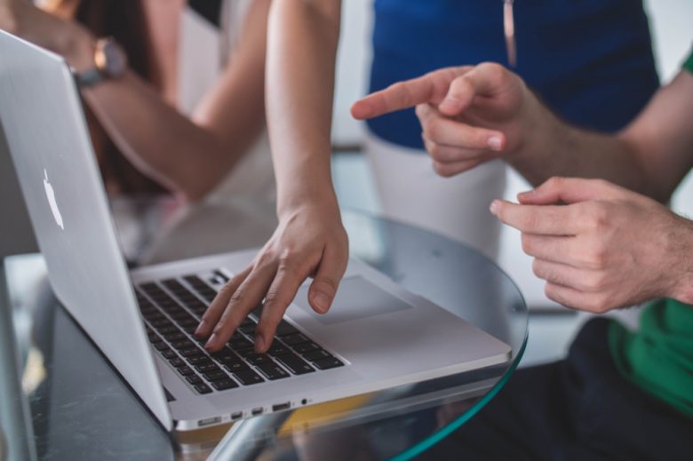 Foto de personas utilizando computador