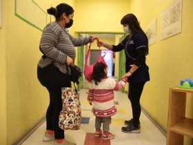 Foto de familia entrando a jardin infantil