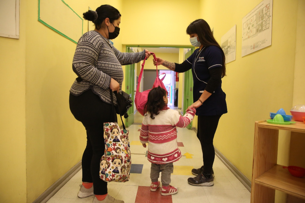 Foto de familia entrando a jardin infantil