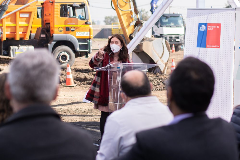 Foto de ministra de salud en obras preliminares del hospital provincia cordillera