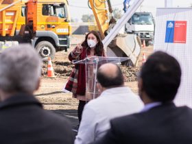 Foto de ministra de salud en obras preliminares del hospital provincia cordillera