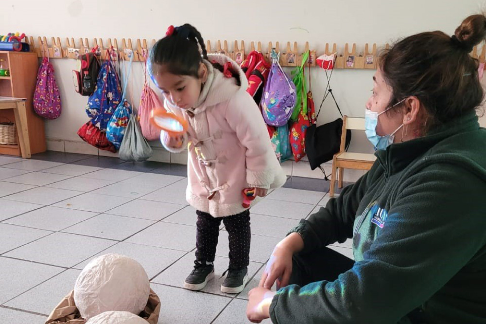 Foto de niña jugando en jardin infantil