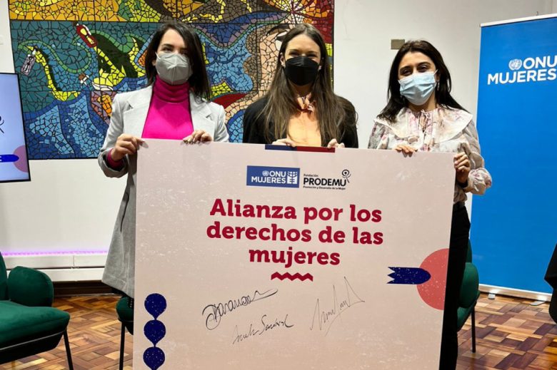 Foto demujeres sosteniendo cartel con texto de alianza por los derechos de las mujeres