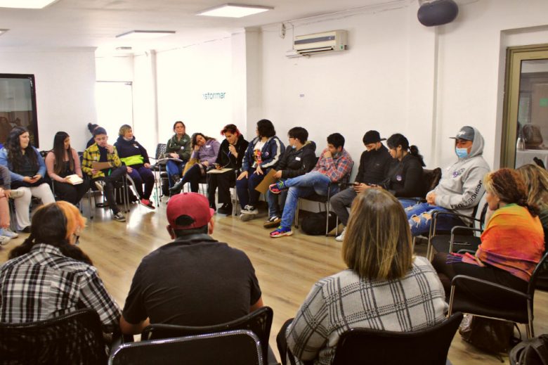 Foto de personas sentadas en una reunión