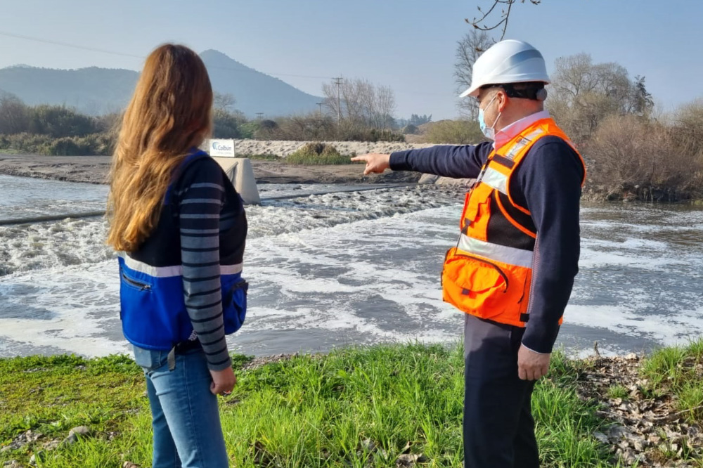 Foto de personas frente a bocatomas