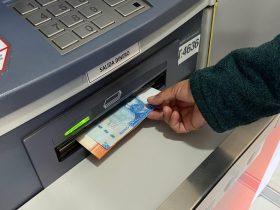 Foto de persona retirando dinero desde cajero automático