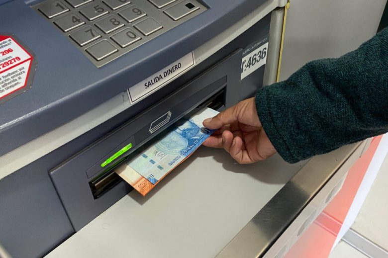 Foto de persona retirando dinero desde cajero automático