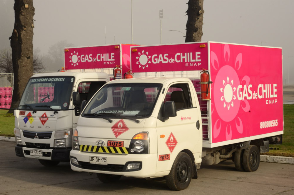 Foto de camiones con cilindros de gas de la iniciativa "Gas de Chile"