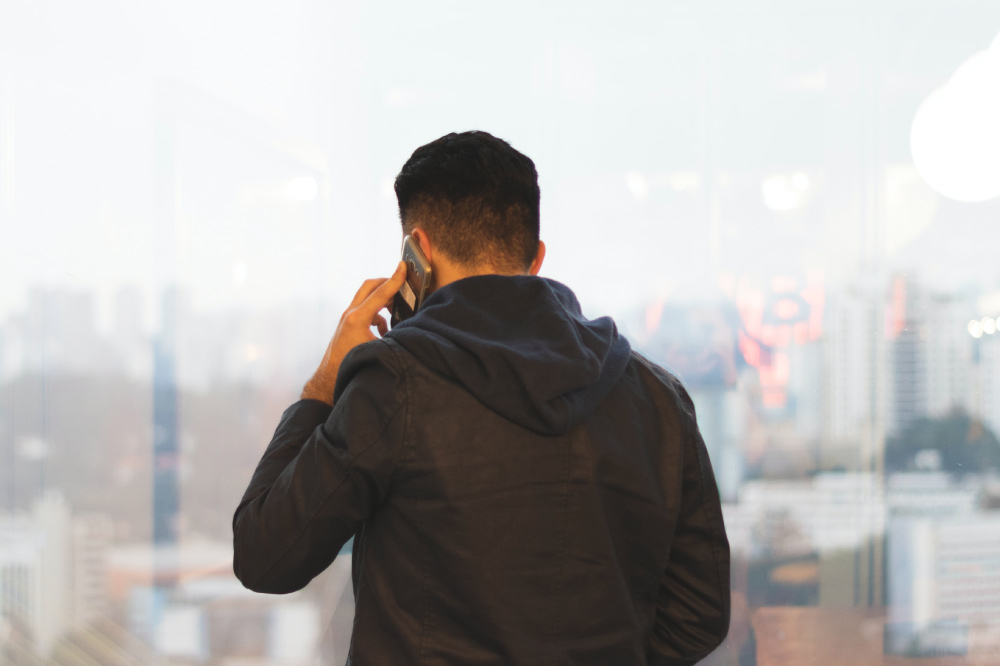 Foto de persona hablando por teléfono