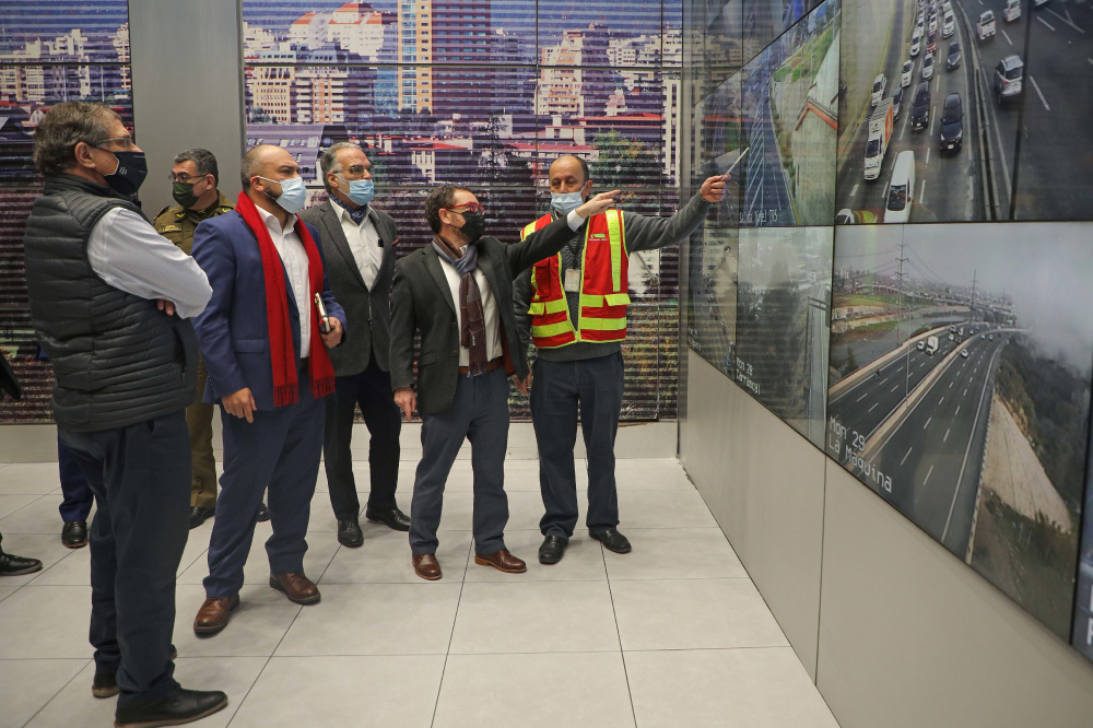 Foto de autoridades en central de cámaras de autopista