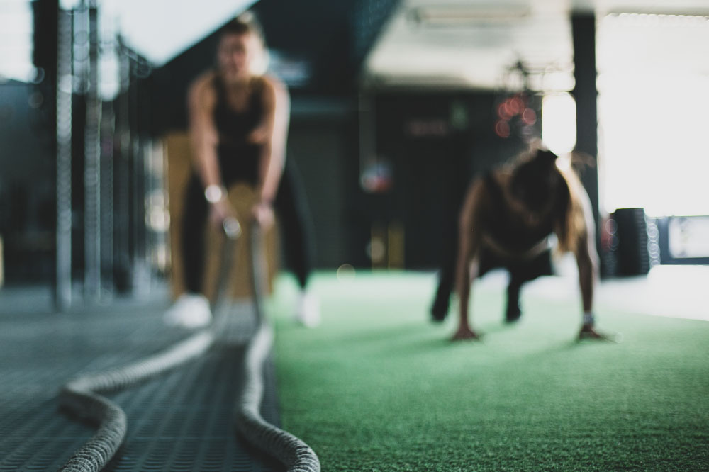 Foto de personas realizando ejercicio en gimnasio