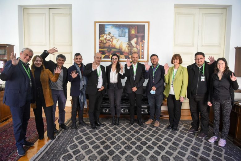 Foto de minidtra vallejo en conmemoración de la primera transmisión radial