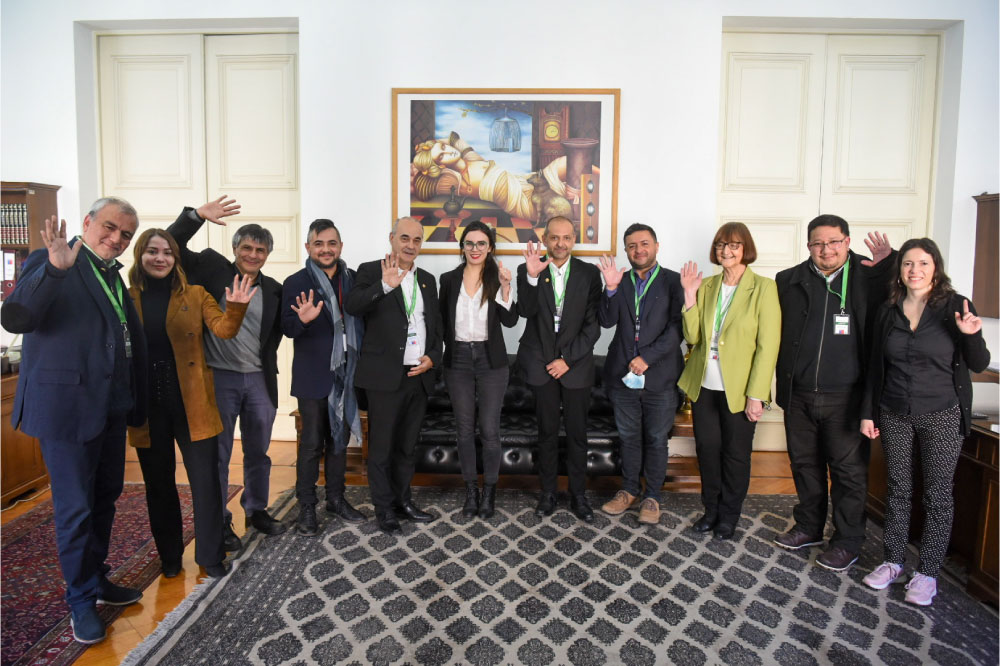 Foto de minidtra vallejo en conmemoración de la primera transmisión radial