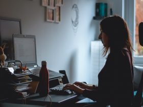 Foto de mujer utilizando computador
