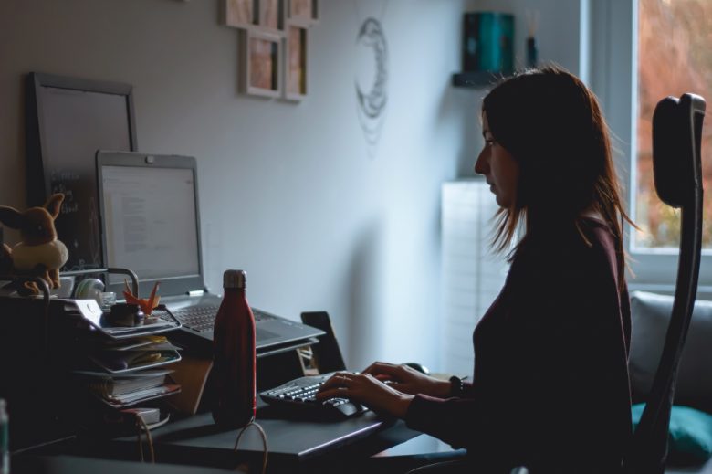 Foto de mujer utilizando computador