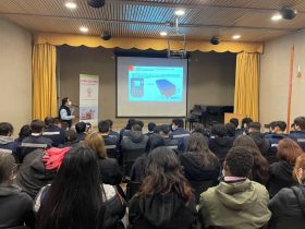 Foto de estudiantes en charla de empresa vtr en Puente Alto
