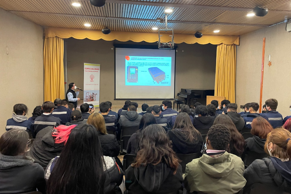 Foto de estudiantes en charla de empresa vtr en Puente Alto