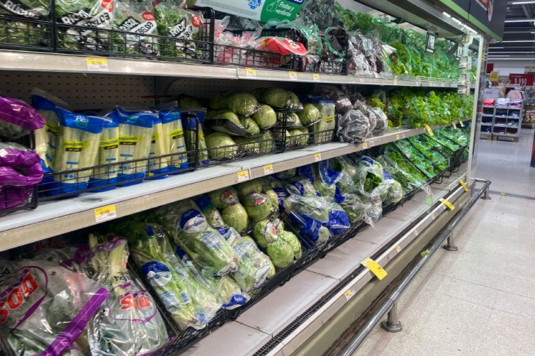 Foto de góndola con verduras en un supermercado