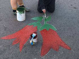 Foto de niños y niñas decorando fiestas patrias en carol urzua