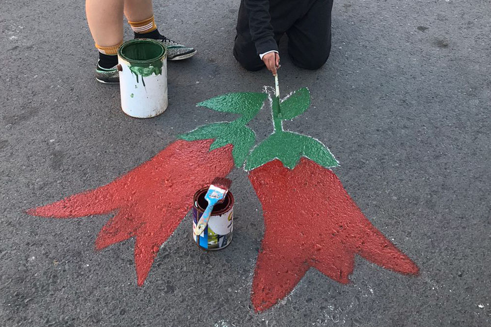 Foto de niños y niñas decorando fiestas patrias en carol urzua