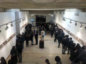Foto de personas en exposición de Puente Alto
