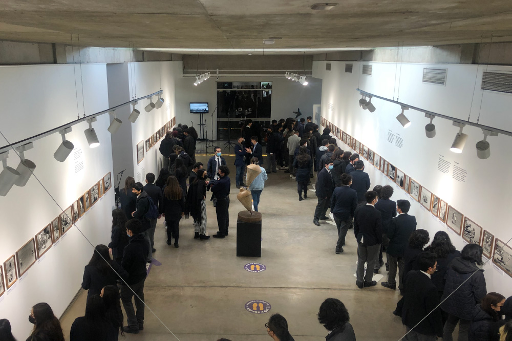 Foto de personas en exposición de Puente Alto