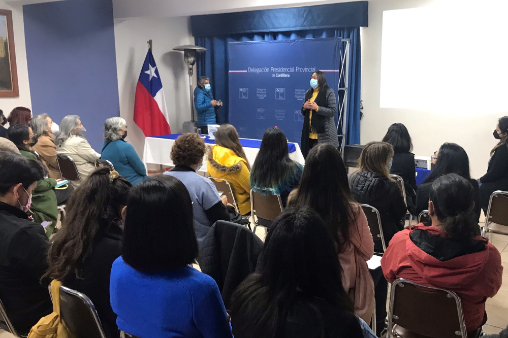 Foto de mujeres en charla de la provincia cordillera