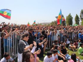 Foto de personas en festival de puente alto, bajos de mena