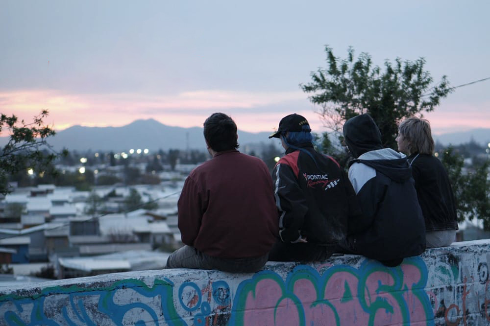 Foto de jóvenes mirando hacia el horizonte
