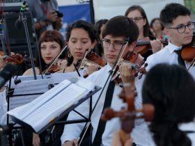 Foto de jóvenes tocando instrumentos en aniversario de Puente Alto