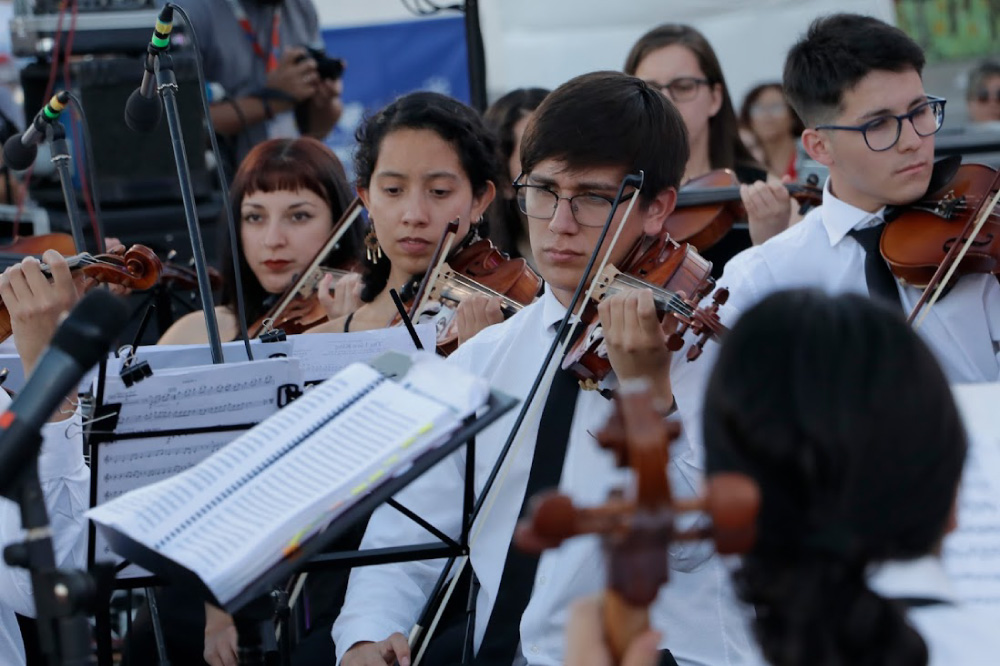 Foto de jóvenes tocando instrumentos en aniversario de Puente Alto