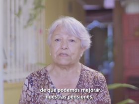 Foto de adulto mayor hablando en video del gobierno