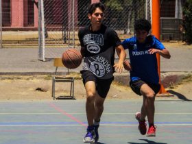 Foto de jóvenes en clinica de basquetbol de Puente Alto