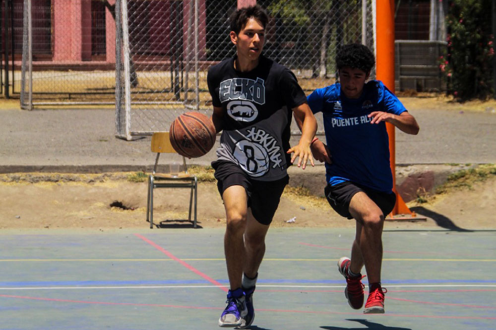 Más de 40 jóvenes participaron en clínica deportiva de básquetbol gratuita  junto al Club Deportivo Puente Alto - Somos Puente Alto