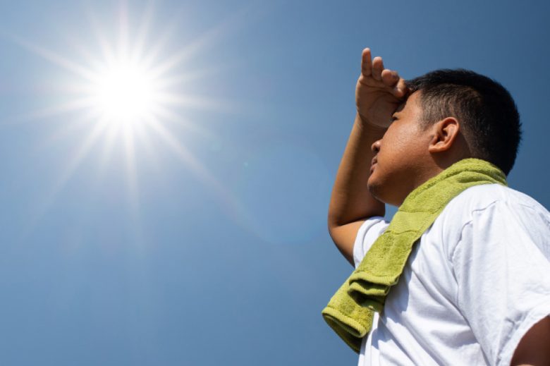 Foto de persona mirando al cielo despejado