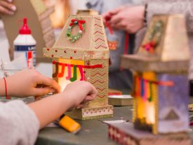 Foto de niños creando adornos navideños